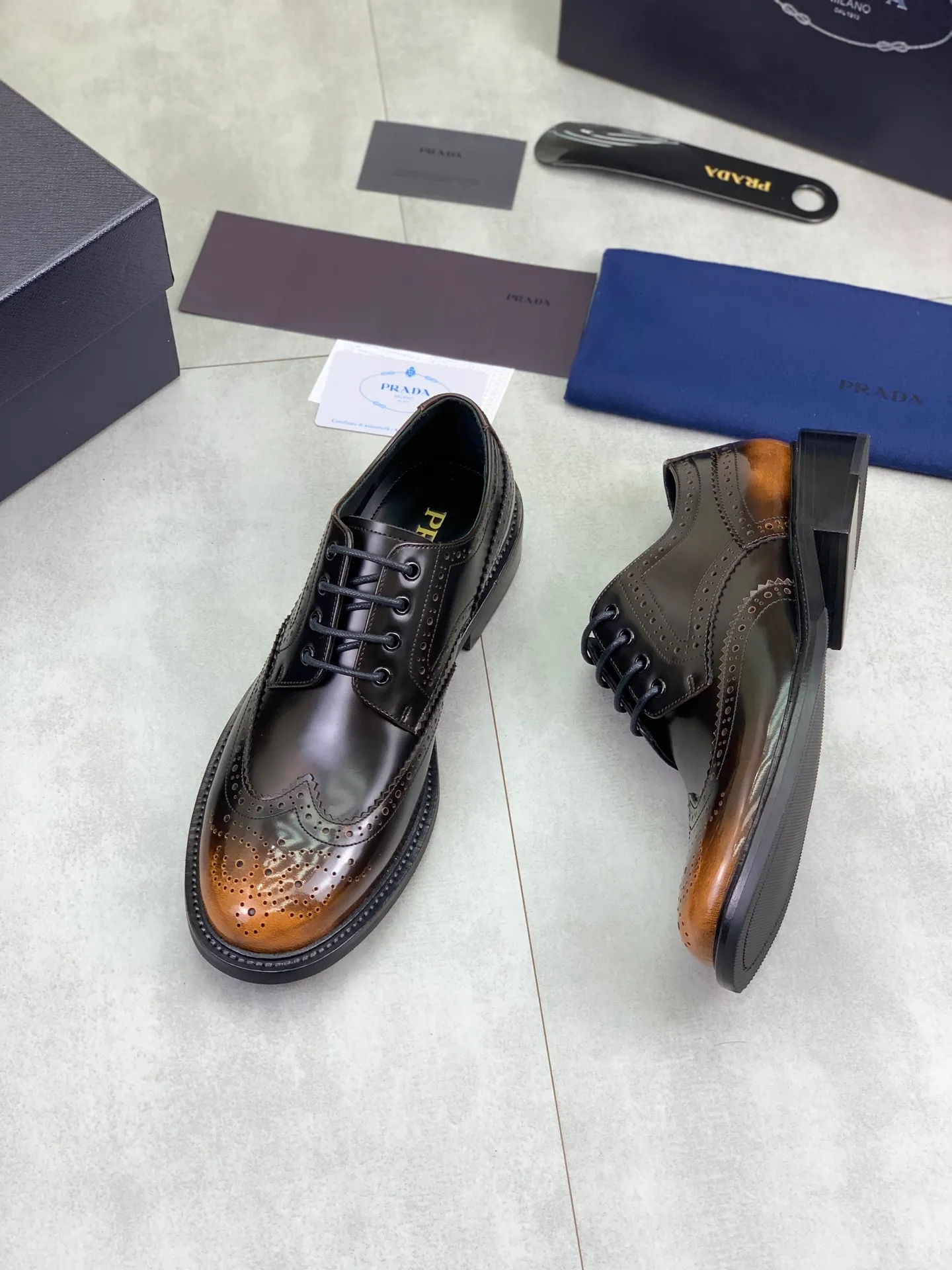 Factory price P980 💰 (genuine leather outsole series) original quality, top version 🔱 ＰＲＡＤＡPrada. Men's business casual leather shoes, top quality cow leather. 1:1 shipment⬆️Luxurious and noble👞All imported original color-changed cowhide, just to create a more comfortable wearing experience. Upper: Original comfortable selected high-end color-changed calfskin➕Top imported water-dyed full cow lining, original lightweight and comfortable high-grade genuine leather outsole✔️Code number: 39-44 (38 45 46 47 can be customized)